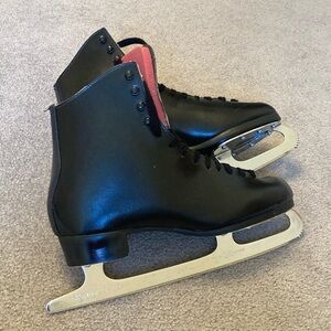 Men’s size 10 Black figure skates